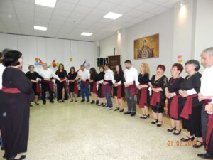Μέλη της χορευτικής ομάδας χορεύουν με συμμετέχοντες, Άσυλο Ανιάτων 2019