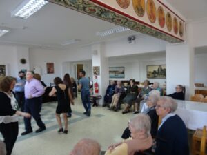 Μέλη της χορευτικής ομάδας χορεύουν μπροστά στο κοινό, 2018