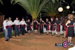 Χορευτές σε σειρά χορεύουν στη Μεσσηνιακή Βραδιά, Παραλία Πατρών 2017