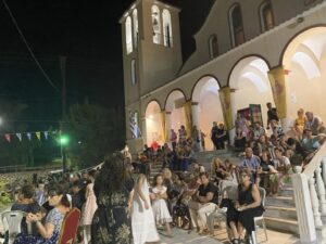 Κοινό παρακολουθεί την παράσταση στην ενορία Αγίας Μαρίνας, Μακρυγιάννη 2024