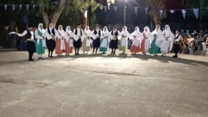 Χορευτές του Λαϊκού Εργαστηρίου Πάτρας χορεύουν χορούς του Αιγαίου, πλατεία Ανδρούτσου 2023