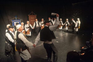 Οι χορευτικές ομάδες του Λαϊκού Εργαστηρίου Πάτρας σε παραδοσιακό χορό επί σκηνής, 2023