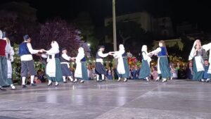 Ζευγάρια χορευτών του Λαϊκού Εργαστηρίου Πάτρας σε παραδοσιακό χορό, Ψηλά Αλώνια 2024