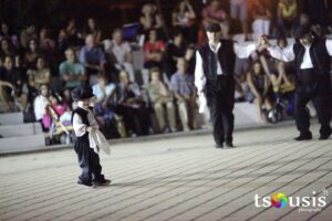 Κοντινό πλάνο χορευτή του Λαϊκού Εργαστηρίου Πάτρας μπροστά στο κοινό, Αντίρριο 2016