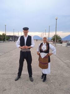 Χορευτές του Λαϊκού Εργαστηρίου Πάτρας σε ομαδική φωτογραφία στο μώλο, 2022