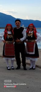 Χορευτές του Λαϊκού Εργαστηρίου Πάτρας σε ομαδική φωτογραφία με στολές Θράκης, μώλος 2022