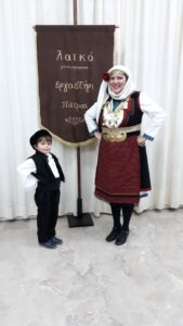 Χορευτές του Λαϊκού Εργαστηρίου Πάτρας με παραδοσιακές στολές στην παρέλαση, 7η Γιορτή Χορευτικών Συγκροτημάτων 2019