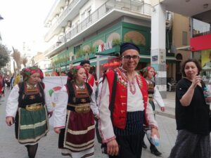 Χορευτές του Λαϊκού Εργαστηρίου Πάτρας στην παρέλαση, 8η Γιορτή Χορευτικών Συγκροτημάτων 2022