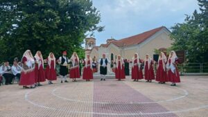 Χορευτές του Λαϊκού Εργαστηρίου Πάτρας χορεύουν χορούς των Κυθήρων, Οβρυά 2024