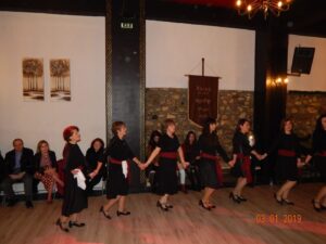Η ομάδα χορευτριών χορεύει στην κοπή της Πρωτοχρονιάτικης Πίτας, 2019
