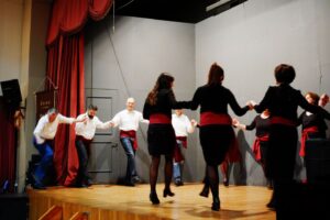 Χορευτές του Λαϊκού Εργαστηρίου Πάτρας σε παραδοσιακό χορό στο Σπίτι του Πολιτισμού, 2020