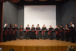 Χορευτές του Λαϊκού Εργαστηρίου Πάτρας σε παραδοσιακό χορό στη σκηνή, 2024