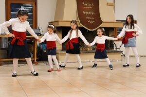 Το παιδικό τμήμα του Λαϊκού Εργαστηρίου Πάτρας χορεύει στην κοπή της πίτας, 2025