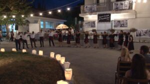 Η χορευτική ομάδα του Λαϊκού Εργαστηρίου Πάτρας στον προαύλιο χώρο της Μέριμνας, 2019