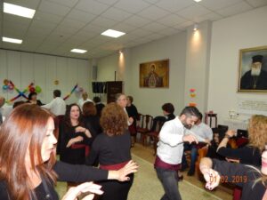 Μέλη της χορευτικής ομάδας χορεύουν με συμμετέχοντες, Άσυλο Ανιάτων 2019