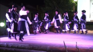 Χορευτές του Λαϊκού Εργαστηρίου Πάτρας σε παραδοσιακό χορό στη σκηνή, πλατεία Κυδωνιάτη 2019