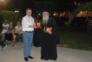 Ο εφημέριος π. Ιωάννης Δημητρόπουλος απονέμει αναμνηστικό στο Λαϊκό Εργαστήρι Πάτρας, 2018
