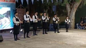 Χορευτές του Λαϊκού Εργαστηρίου Πάτρας χορεύουν χορούς του Αιγαίου, πλατεία Ανδρούτσου 2023