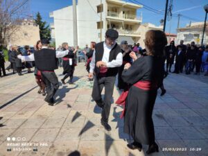 Ζευγάρι χορευτών του Λαϊκού Εργαστηρίου Πάτρας χορεύει Καρσιλαμά, Εγλυκάδα 2023