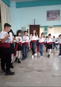 Παιδιά σε παραδοσιακό κύκλο χορού στην αίθουσα του χορευτικού, 2023