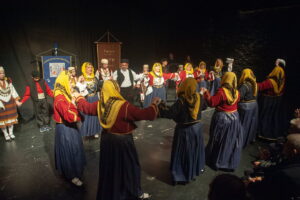 Οι χορευτικές ομάδες του Λαϊκού Εργαστηρίου Πάτρας σε παραδοσιακό χορό επί σκηνής, 2023