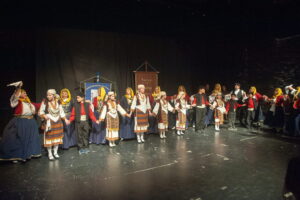 Οι χορευτικές ομάδες του Λαϊκού Εργαστηρίου Πάτρας σε παραδοσιακό χορό επί σκηνής, 2023