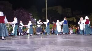 Ζευγάρια χορευτών του Λαϊκού Εργαστηρίου Πάτρας σε παραδοσιακό χορό, Ψηλά Αλώνια 2024