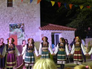 Η χορευτική ομάδα του Λαϊκού Εργαστηρίου Πάτρας σε σειρά στα λιθόστρωτα της Χαλανδρίτσας, 2019