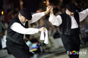 Χορευτής του Λαϊκού Εργαστηρίου Πάτρας με παραδοσιακή στολή του νομού Σερρών, Αντίρριο 2016