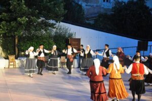 Ζευγάρι χορευτών σε παραδοσιακό χορό στο εσωτερικό θεατράκι, Κηφισιά 2017