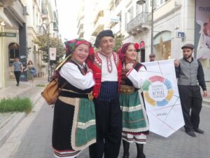Χορευτές του Λαϊκού Εργαστηρίου Πάτρας στην παρέλαση, 8η Γιορτή Χορευτικών Συγκροτημάτων 2022
