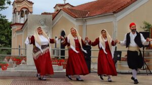 Χορευτές του Λαϊκού Εργαστηρίου Πάτρας χορεύουν χορούς των Κυθήρων, Οβρυά 2024