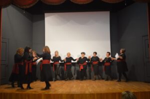 Χορευτές του Λαϊκού Εργαστηρίου Πάτρας σε παραδοσιακό χορό στη σκηνή, 2024