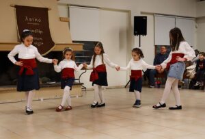 Το παιδικό τμήμα του Λαϊκού Εργαστηρίου Πάτρας χορεύει στην κοπή της πίτας, 2025