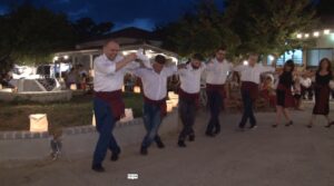 Χορευτές του Λαϊκού Εργαστηρίου Πάτρας σε παραδοσιακό χορό, εκδήλωση λήξης Θ.Π.Κ. Η Μέριμνα 2019
