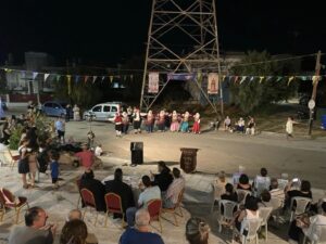 Κοινό παρακολουθεί την παράσταση στην ενορία Αγίας Μαρίνας, Μακρυγιάννη 2024