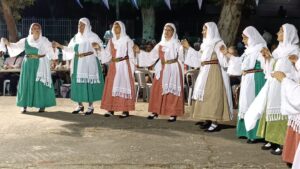 Χορευτές του Λαϊκού Εργαστηρίου Πάτρας χορεύουν χορούς του Αιγαίου, πλατεία Ανδρούτσου 2023