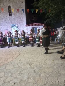 Η χορευτική ομάδα του Λαϊκού Εργαστηρίου Πάτρας σε σειρά στα λιθόστρωτα της Χαλανδρίτσας, 2019