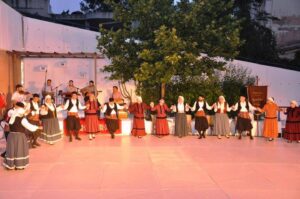 Χορευτές του Λαϊκού Εργαστηρίου Πάτρας σε σειρά στη σκηνή, Κηφισιά 2017