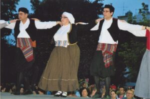 Χορευτές του Λαϊκού Εργαστηρίου Πάτρας σε κίνηση χορού, Ψηλά Αλώνια 2017