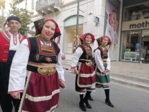 Χορευτές του Λαϊκού Εργαστηρίου Πάτρας στην παρέλαση, 8η Γιορτή Χορευτικών Συγκροτημάτων 2022