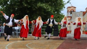 Χορευτές του Λαϊκού Εργαστηρίου Πάτρας χορεύουν χορούς των Κυθήρων, Οβρυά 2024