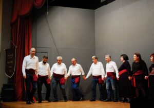 Χορευτές του Λαϊκού Εργαστηρίου Πάτρας σε παραδοσιακό χορό στο Σπίτι του Πολιτισμού, 2020