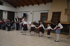 Το παιδικό τμήμα του Λαϊκού Εργαστηρίου Πάτρας χορεύει στην κοπή της πίτας, 2025