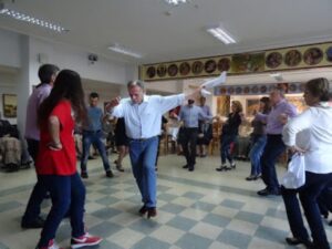 Τρόφιμοι του ιδρύματος παρακολουθούν καθισμένοι την παράσταση, 2018