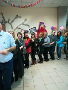 Χορευτές και προσωπικό του οικοτροφείου Κλίμακα σε παραδοσιακό χορό, 2018