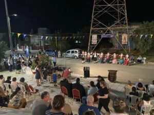 Κοινό παρακολουθεί την παράσταση στην ενορία Αγίας Μαρίνας, Μακρυγιάννη 2024