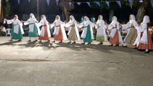 Χορευτές του Λαϊκού Εργαστηρίου Πάτρας χορεύουν χορούς του Αιγαίου, πλατεία Ανδρούτσου 2023