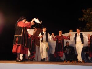 Χορευτές σε κίνηση χορού στη σκηνή, φεστιβάλ Ζευγολατιού 2018