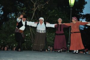 Η χορευτική ομάδα του Λαϊκού Εργαστηρίου Πάτρας σε σειρά στη σκηνή, 2017